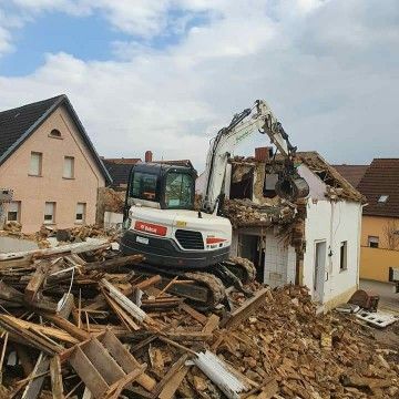 Beispielarbeit von Fa.KAT Kücük Abriss & Tiefbau | Hof & Außenanlagen | Asbestrückbau TRGS 519|4C - veröffentlicht auf Gartenbau.org